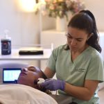 Andrea Álvarez fisioterapeuta en fisioterapia velázquez realizando una sesión de fisioterapia estética