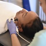 Andrea Álvarez fisioterapeuta en fisioterapia velázquez realizando una sesión de fisioterapia estética