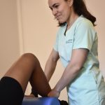 Andrea Álvarez fisioterapeuta en fisioterapia velázquez realizando una sesión de drenaje linfático manual