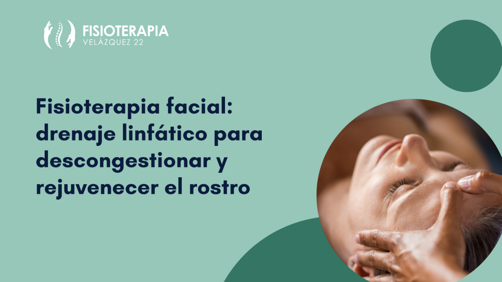 Fisioterapeuta realizando drenaje linfático facial a una mujer en camilla