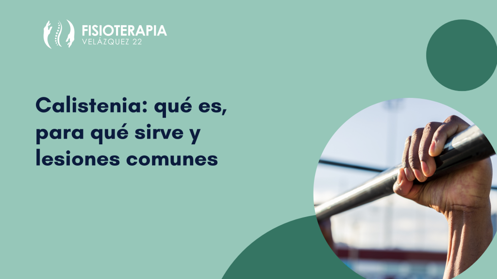 Persona realizando ejercicio de calistenia en barra en un parque.