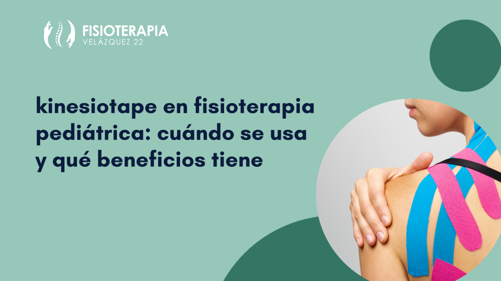 Plano detalle de una espalda con tiras de kinesiotape colocadas para un tratamiento fisioterapéutico.