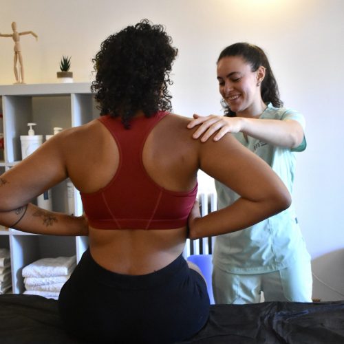 Andrea Álvarez fisioteapeuta en madrid realizando ejercicios de fisioterapia respiratoria para mejorar la capacidad pulmonar.