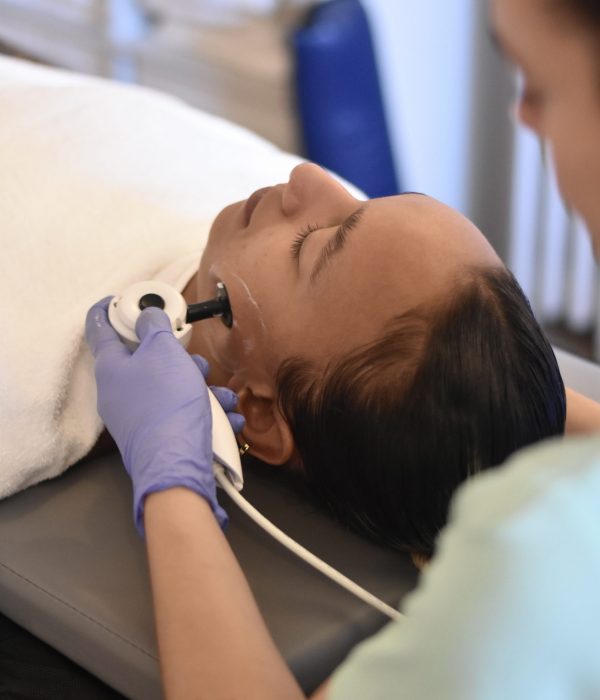 Andrea Álvarez fisioterapeuta en fisioterapia velázquez realizando una sesión de fisioterapia estética