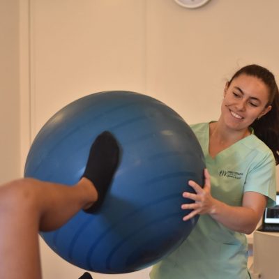 Andrea Álvarez fisioterapeuta en fisioterapia velázquez 22 realizando una sesión de ejercicio terapéutico en madrid