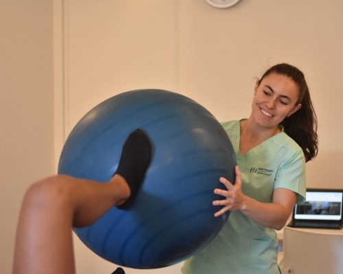 Andrea Álvarez fisioterapeuta en fisioterapia velázquez 22 realizando una sesión de ejercicio terapéutico en madrid